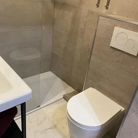 A Deux Pas Des Plages Et Au Coeur Du Vieil , Beau Renove Apartament *