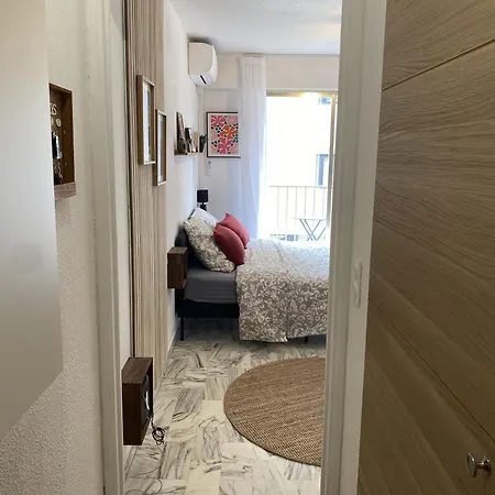A Deux Pas Des Plages Et Au Coeur Du Vieil , Beau Renove Apartament Antibes