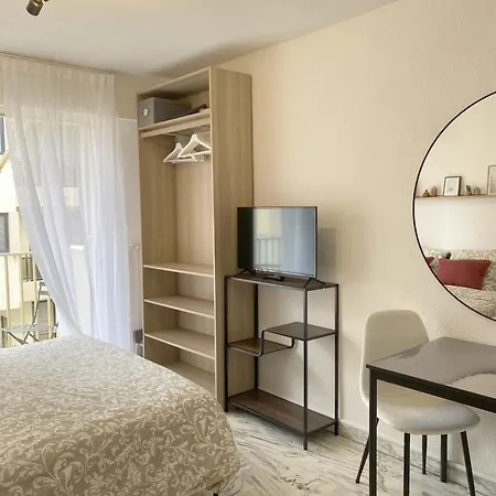 A Deux Pas Des Plages Et Au Coeur Du Vieil , Beau Renove Apartament *