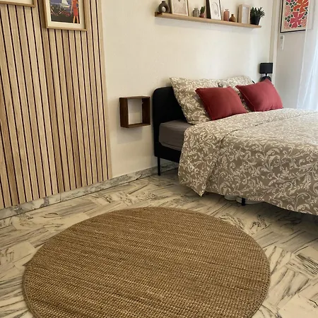 A Deux Pas Des Plages Et Au Coeur Du Vieil , Beau Renove Apartament *